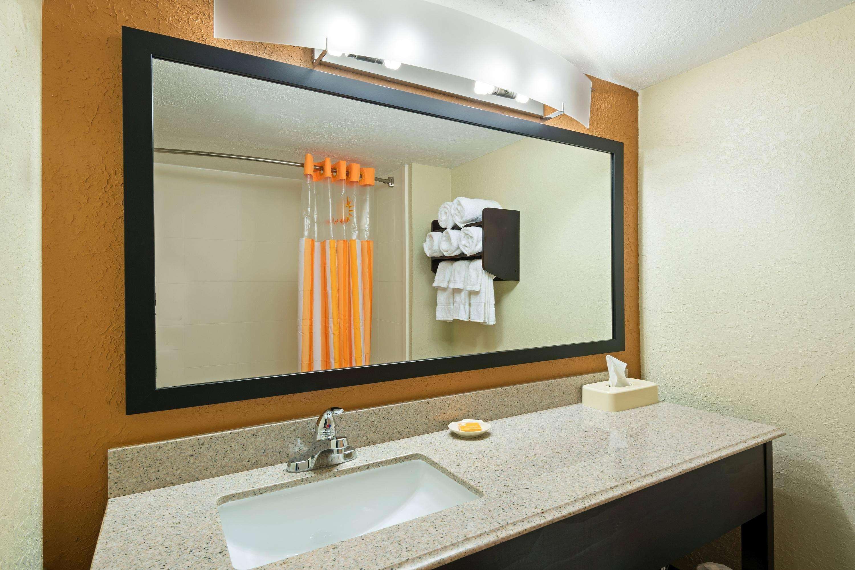 La Quinta By Wyndham Tampa North I-75 Hotel Exterior photo